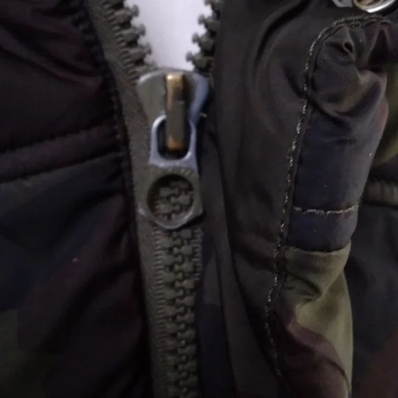 American Eagle Outfitters Camo Puffer Vest - Picture 10 of 10